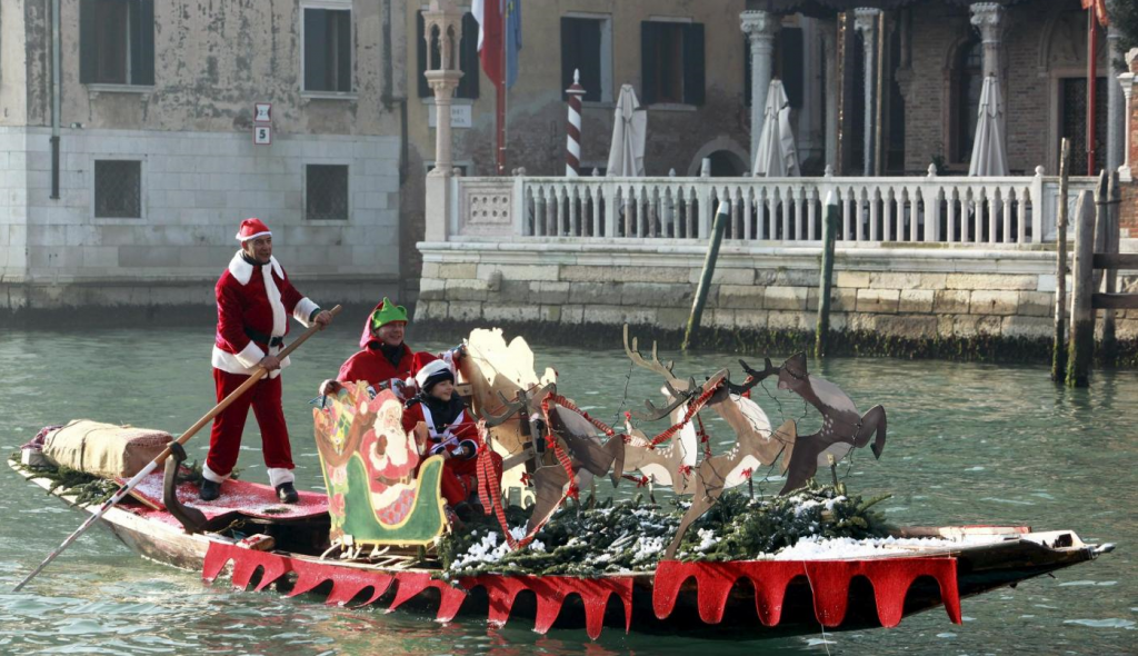 ll 17 dicembre dalle 9,30 in Canal Grande si terrà la consueta Regata alla Valesana dei Babbi Natale arrivata quest’anno alla settima edizione. La regata, diventata ormai una tradizione, vedrà campioni, amatori e donne rigorosamente in costume da Babbo Natale confrontarsi a bordo di mascarete in Canal Grande